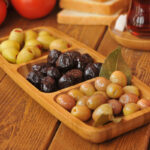 Poslužavnik od bambusa sa maslinama